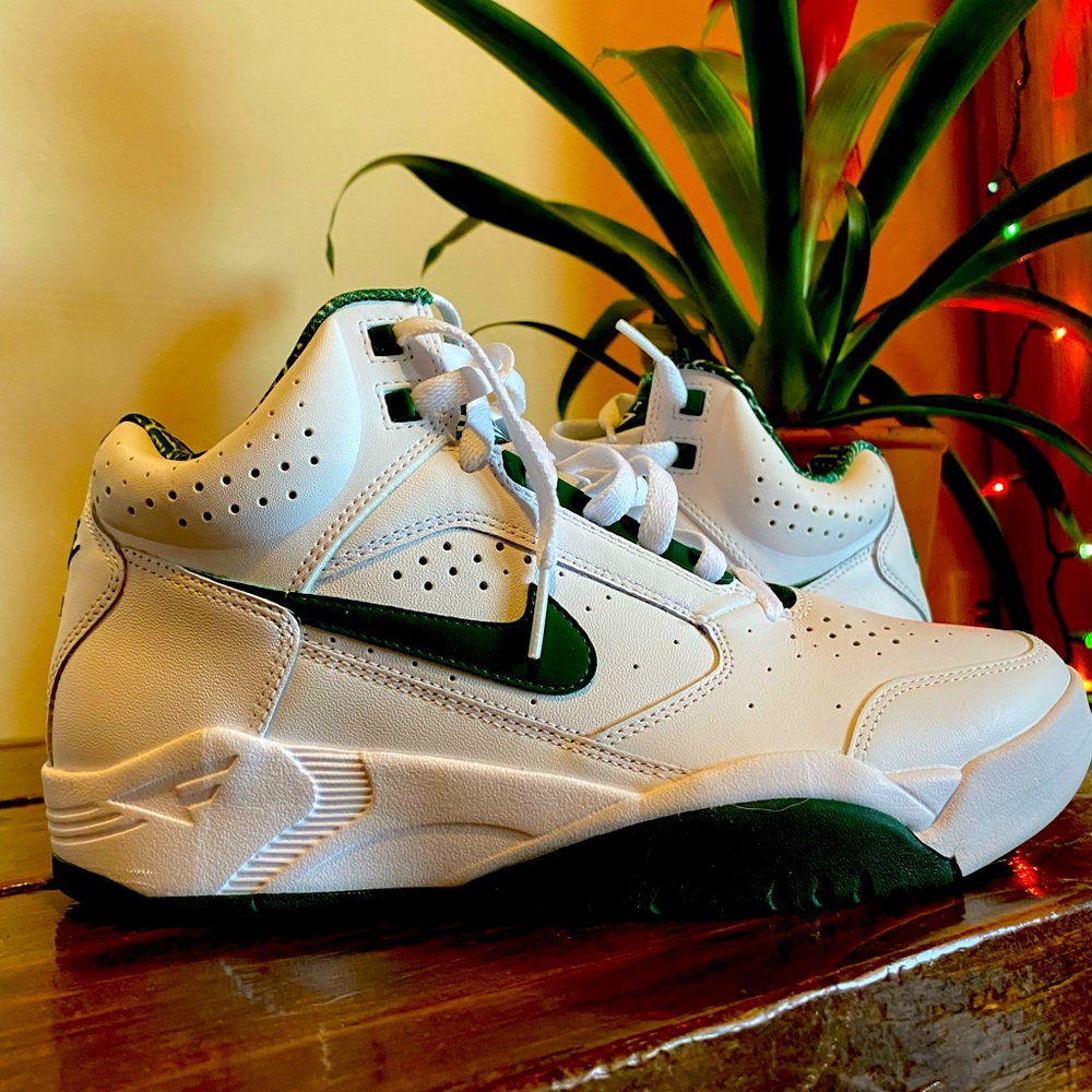 Nike air flight lite mid/ Men’s SZ 7/ white and dark green